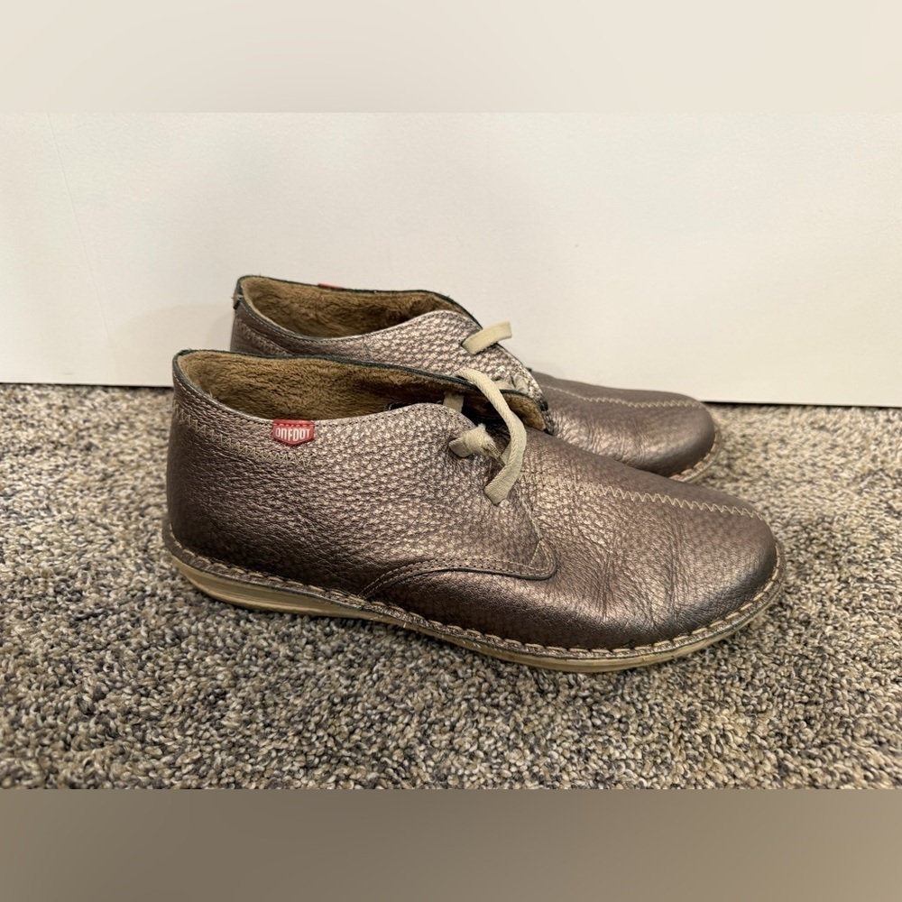 On foot women’s metallic sneakers size 40 EUC
